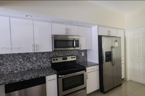 Townhouse in Miami, Florida 3 bedrooms, 129.32 sq.m. № 2005935 - photo 3