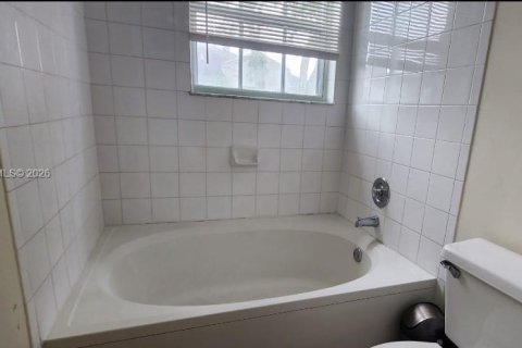 Townhouse in Miami, Florida 3 bedrooms, 129.32 sq.m. № 2005935 - photo 10