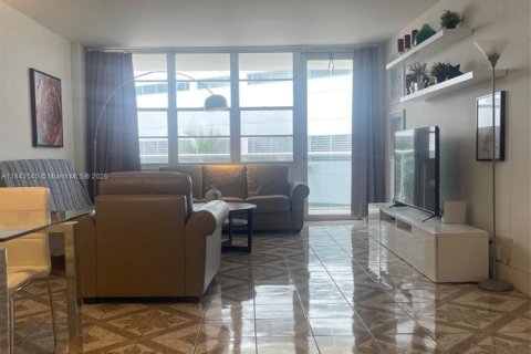 Condominio en alquiler en Hollywood, Florida, 1 dormitorio, 84.17 m2 № 2035214 - foto 8