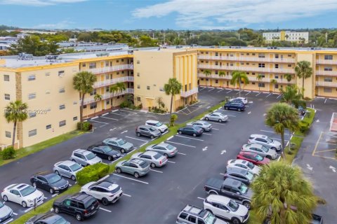 Condo in Lauderdale Lakes, Florida, 2 bedrooms  № 2004121 - photo 24
