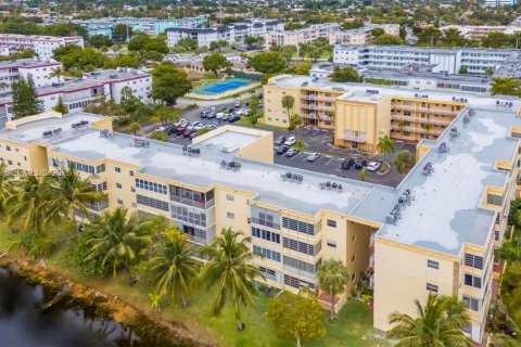 Condo in Lauderdale Lakes, Florida, 2 bedrooms  № 2004121 - photo 19