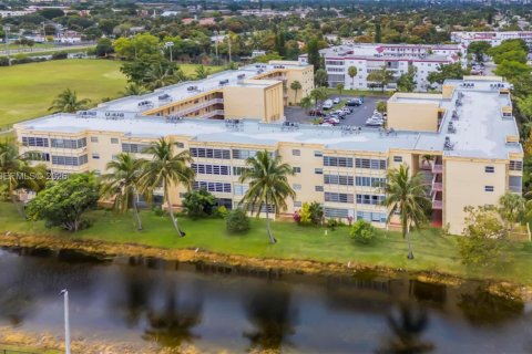 Condo in Lauderdale Lakes, Florida, 2 bedrooms  № 2004121 - photo 18