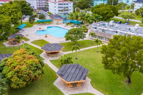 Condo in Lauderdale Lakes, Florida, 2 bedrooms  № 2004121 - photo 25