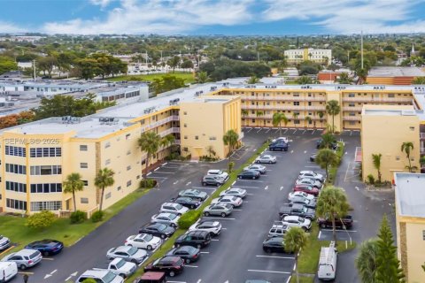 Condo in Lauderdale Lakes, Florida, 2 bedrooms  № 2004121 - photo 16