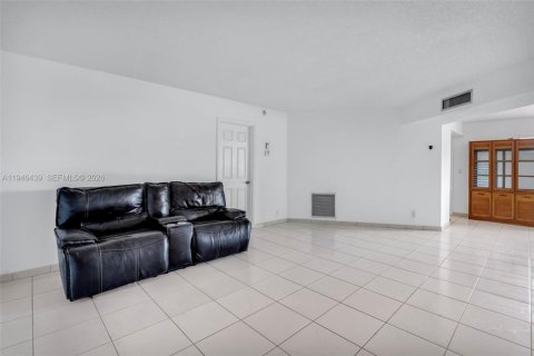Condo in Lauderdale Lakes, Florida, 2 bedrooms  № 2004121 - photo 5