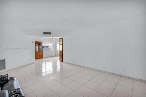 Condo in Lauderdale Lakes, Florida, 2 bedrooms  № 2004121 - photo 6