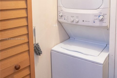 Casa en venta en Oakland Park, Florida, 2 dormitorios, 91.32 m2 № 2022617 - foto 10