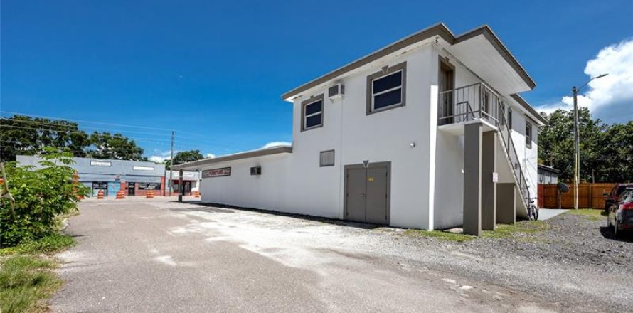 Propiedad comercial en Saint Petersburg, Florida 409.98 m2 № 218825