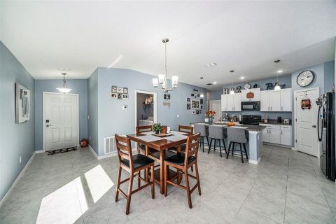 House in Zephyrhills, Florida 4 bedrooms, 168.15 sq.m. № 1552454 - photo 8