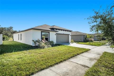 House in Zephyrhills, Florida 4 bedrooms, 168.15 sq.m. № 1552454 - photo 2