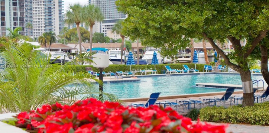 Кондоминиум с 1 спальней в Халландейл-Бич, Флорида № 2013004