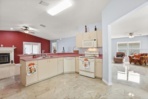 House in Winter Haven, Florida 3 bedrooms, 145.21 sq.m. № 2212030 - photo 11
