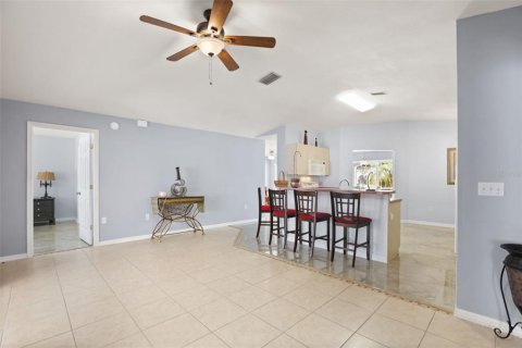 House in Winter Haven, Florida 3 bedrooms, 145.21 sq.m. № 2212030 - photo 9