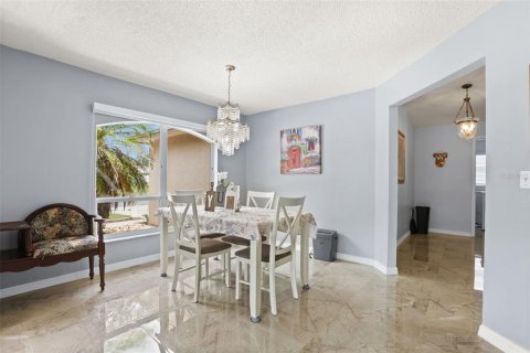 House in Winter Haven, Florida 3 bedrooms, 145.21 sq.m. № 2212030 - photo 5