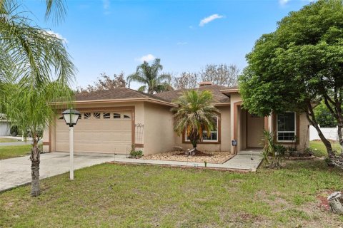 House in Winter Haven, Florida 3 bedrooms, 145.21 sq.m. № 2212030 - photo 2