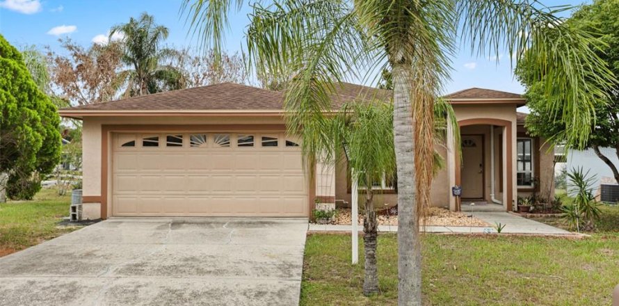 House in Winter Haven, Florida 3 bedrooms, 145.21 sq.m. № 2212030
