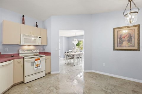 House in Winter Haven, Florida 3 bedrooms, 145.21 sq.m. № 2212030 - photo 12