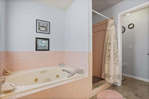 House in Winter Haven, Florida 3 bedrooms, 145.21 sq.m. № 2212030 - photo 18