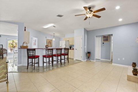 House in Winter Haven, Florida 3 bedrooms, 145.21 sq.m. № 2212030 - photo 8
