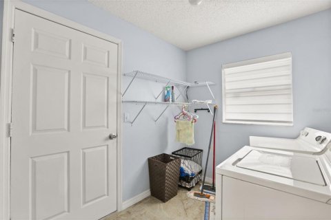 House in Winter Haven, Florida 3 bedrooms, 145.21 sq.m. № 2212030 - photo 20