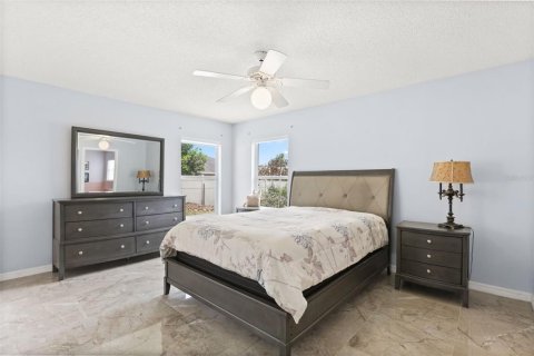 House in Winter Haven, Florida 3 bedrooms, 145.21 sq.m. № 2212030 - photo 13