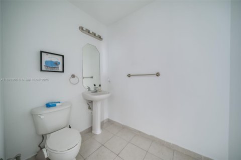 Copropriété à louer à Hollywood, Floride: 2 chambres, 103.59 m2 № 1946682 - photo 12