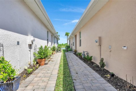 Duplex in Punta Gorda, Florida 2 bedrooms, 140.84 sq.m. № 1893788 - photo 10