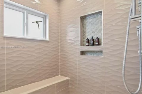 Casa en alquiler en Lake Clarke Shores, Florida, 4 dormitorios, 241.17 m2 № 1942441 - foto 14