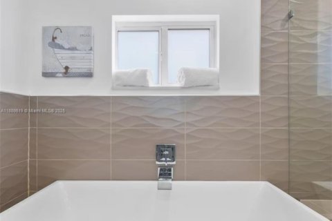 Casa en alquiler en Lake Clarke Shores, Florida, 4 dormitorios, 241.17 m2 № 1942441 - foto 12