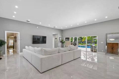 Casa en alquiler en Lake Clarke Shores, Florida, 4 dormitorios, 241.17 m2 № 1942441 - foto 3