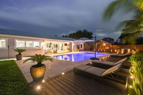 Casa en alquiler en Lake Clarke Shores, Florida, 4 dormitorios, 241.17 m2 № 1942441 - foto 1