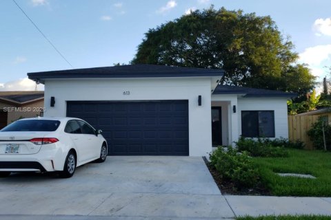 Villa ou maison à vendre à Hallandale Beach, Floride: 4 chambres, 157.93 m2 № 2076558 - photo 2