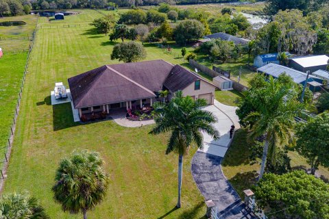 House in St. Lucie, Florida 4 bedrooms, 284.1 sq.m. № 2258160 - photo 3