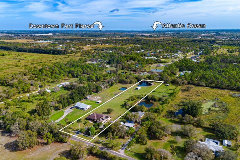 House in St. Lucie, Florida 4 bedrooms, 284.1 sq.m. № 2258160 - photo 5