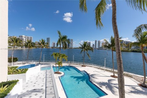 Condo in Aventura, Florida, 2 bedrooms № 2026436 - photo 16