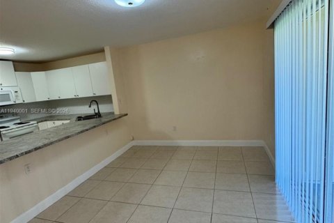 Copropriété à louer à Hialeah Gardens, Floride: 2 chambres, 111.48 m2 № 1997672 - photo 17