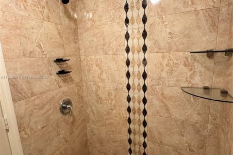 Copropriété à louer à Hialeah Gardens, Floride: 2 chambres, 111.48 m2 № 1997672 - photo 13