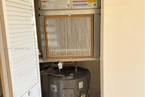 Copropriété à louer à Hialeah Gardens, Floride: 2 chambres, 111.48 m2 № 1997672 - photo 19