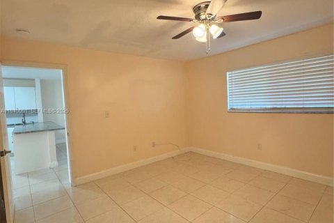 Copropriété à louer à Hialeah Gardens, Floride: 2 chambres, 111.48 m2 № 1997672 - photo 5