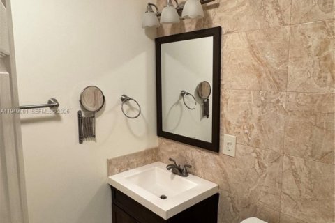 Copropriété à louer à Hialeah Gardens, Floride: 2 chambres, 111.48 m2 № 1997672 - photo 11