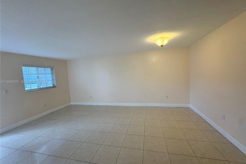 Copropriété à louer à Hialeah Gardens, Floride: 2 chambres, 111.48 m2 № 1997672 - photo 16