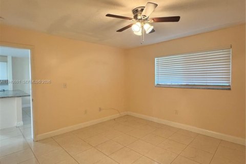 Copropriété à louer à Hialeah Gardens, Floride: 2 chambres, 111.48 m2 № 1997672 - photo 6