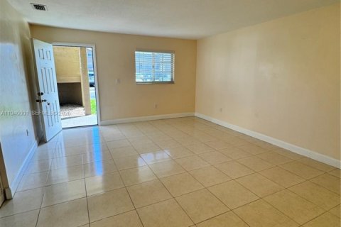 Copropriété à louer à Hialeah Gardens, Floride: 2 chambres, 111.48 m2 № 1997672 - photo 2