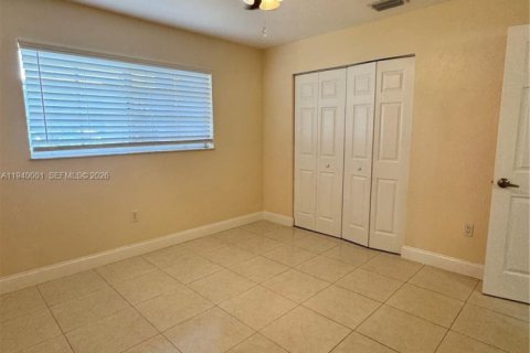 Copropriété à louer à Hialeah Gardens, Floride: 2 chambres, 111.48 m2 № 1997672 - photo 10