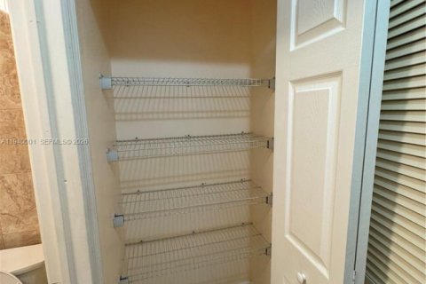 Copropriété à louer à Hialeah Gardens, Floride: 2 chambres, 111.48 m2 № 1997672 - photo 15