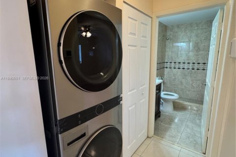 Copropriété à louer à Hialeah Gardens, Floride: 2 chambres, 111.48 m2 № 1997672 - photo 9