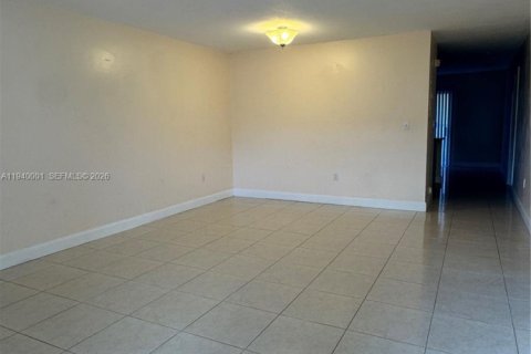 Copropriété à louer à Hialeah Gardens, Floride: 2 chambres, 111.48 m2 № 1997672 - photo 12