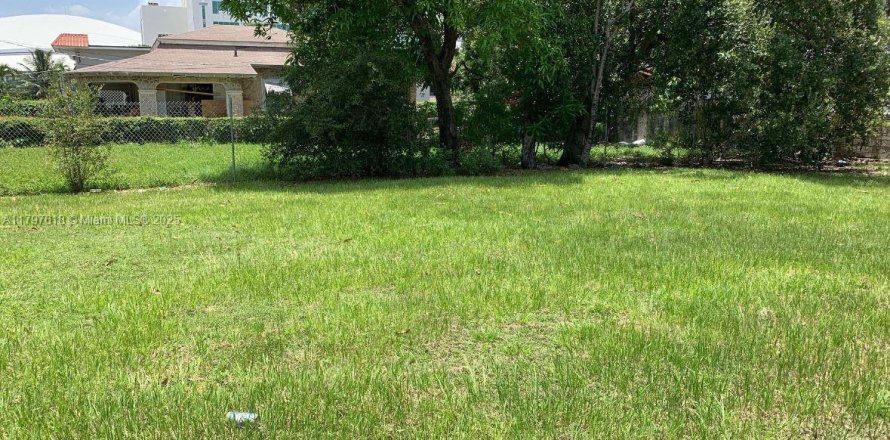 Terreno en Miami, Florida № 1861281