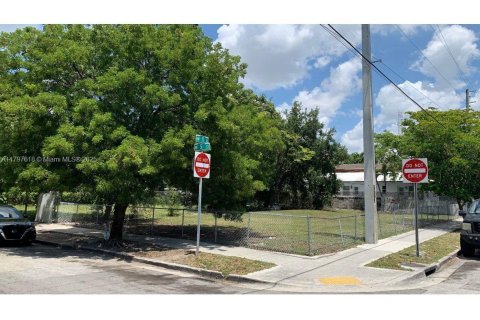 Terreno en venta en Miami, Florida № 1861281 - foto 2