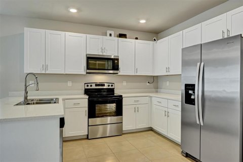 House in North Fort Myers, Florida 2 bedrooms, 139.07 sq.m. № 2231409 - photo 5